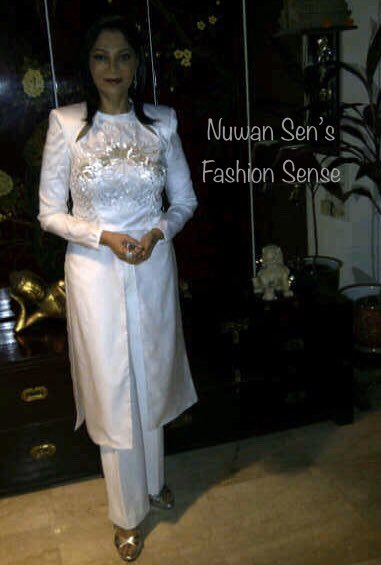 Nuwansenfilmsen's tweet photo. #ClassicFilmFashionFriday
#JUNE #5th:#WHITE
Who else but #Bollywood’s famed #LadyinWHITE comes to mind🤍
#SimiGarewal(@Simi_Garewal)She made #WhiteAttire her #trademark #style&love #WhiteTrouserSuits she donned,especially for her famed #IndianTalkShow,#RendezvouswithSimiGarewal⚪️ https://t.co/puVNDB8usj
