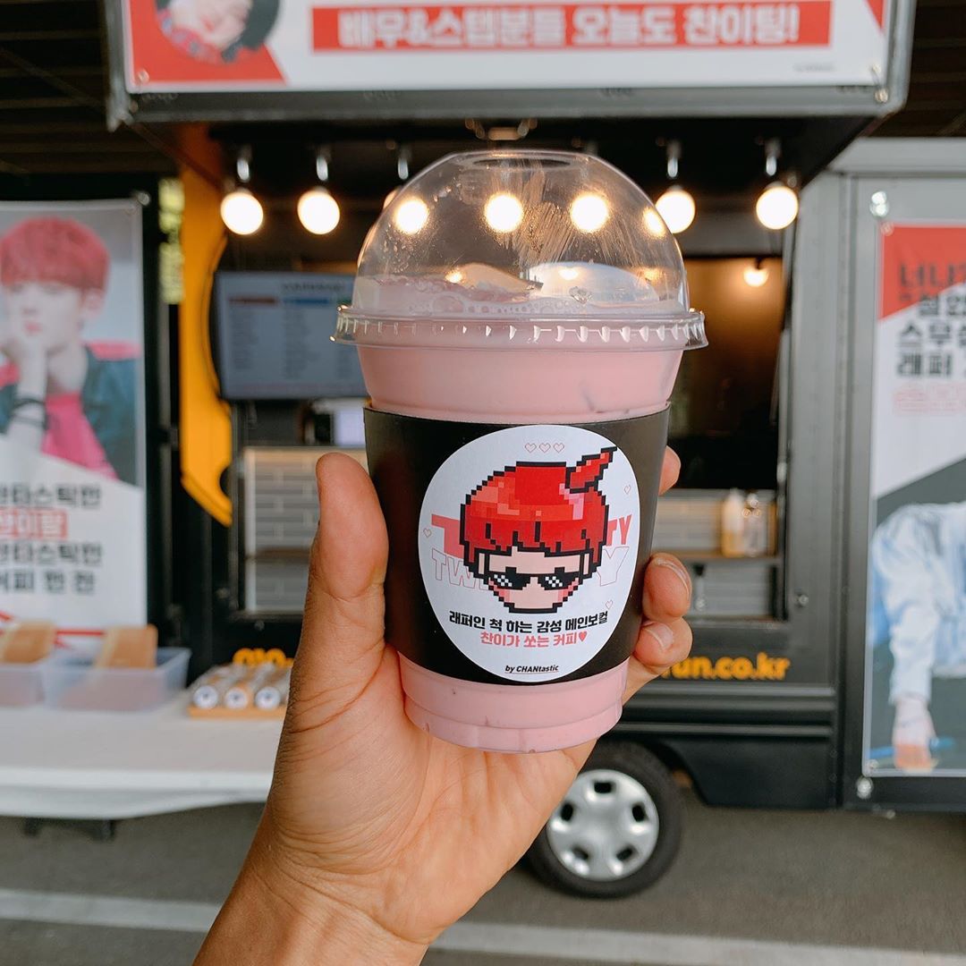 CHOICE_NAtion7's tweet photo. [PHOTO] 200605 | @caferun__ Facebook &amp; Instagram update with photos from #Chan's food truck support [1/2]

🔗 https://t.co/29TQMfPmCU
📷 https://t.co/fV2uVwLdXg

#ACE #에이스 #찬 #TwentyTwenty 
#트웬티트웬티 #SonBoHyun #손보현
#CafeRun #카페런 https://t.co/s7DygUskDR