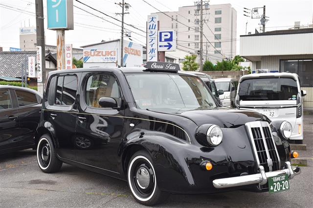 タクシーニュース 犬山タクシー 英国風の特別車導入 国産車改造 犬山の新たな顔に 尾張タクシーグループの犬山タクシーは市販の 国産車をレトロ調にカスタマイズした特別車両１台を導入した 車両は板金塗装業のラーテルが英国の ロンドンタクシー を