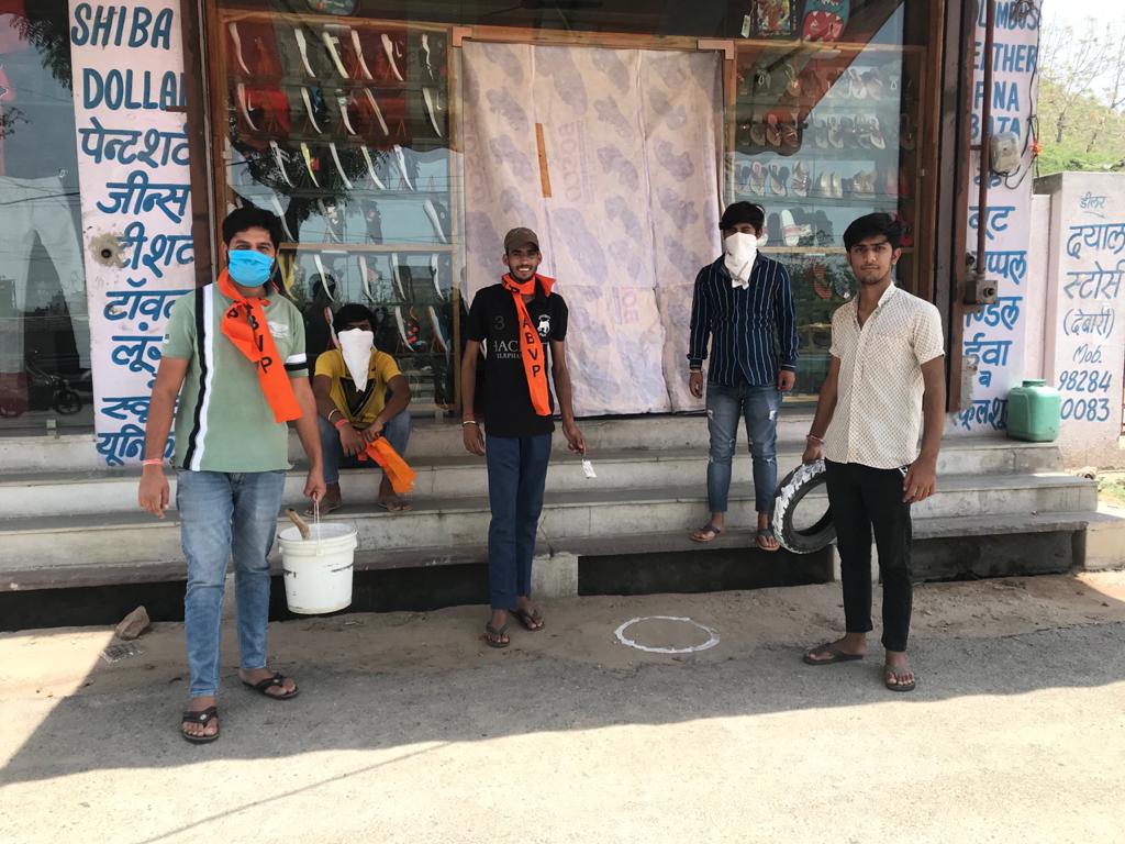 VirendraSinghHV's tweet photo. #नमस्ते_एक_अभियान_सुरक्षा_का 
उदयपुर महानगर के शिवाजी नगर द्वारा चित्तौड़ प्रान्त भर में चल रहे नमस्ते अभियान के तहत सोशल डिस्टेंस का ध्यान रखते हुए बाजार में  दुकान के बाहर एक मीटर की दूरी को ध्यान में रखते हुए गोले बनाकर जनजागरण अभियान का शुभारंभ किया।
#ABVPForSociety https://t.co/CO9UbjiFk1