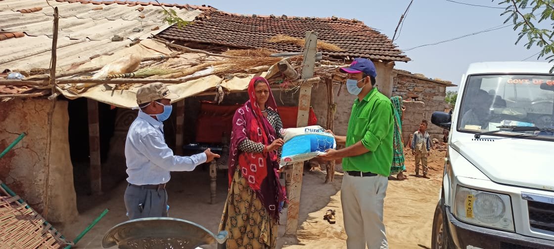 CdhoSabarkantha's tweet photo. Medical officer khedva and MPHS Derol cross check at village Manjipura #alphacypermethrin spraying, (khedbrahma block.) Distributed #mosquito net also. https://t.co/vL9ToO3PxS