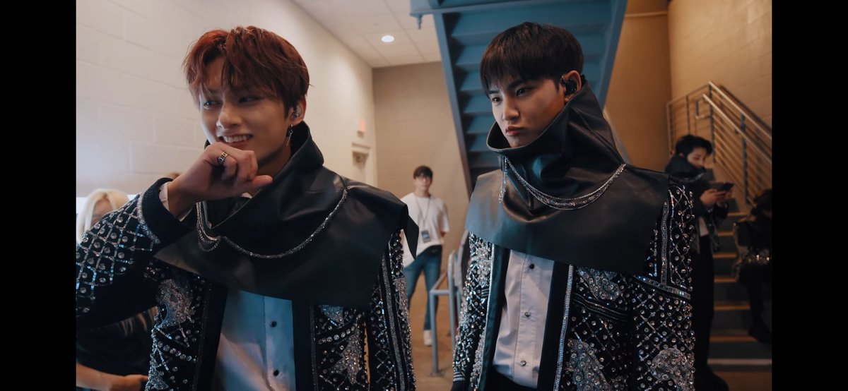 sasyach's tweet photo. jun mingyu momen langka gak sih?😭😭😭😭😭 nangisss liat ini gaboleh gateng satu frame sama ganteng terjadi pergesekkan ketampanan nanti gempa😭 #HIT_THE_ROAD #SEVENTEEN #juhui #mingyu @pledis_17 https://t.co/qQU6w5IIMN