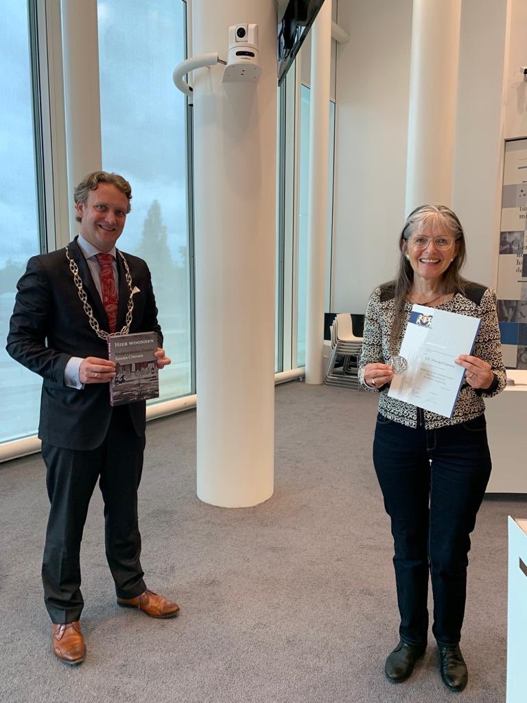 Vanmiddag is Soesja Citroen ereburger geworden. Namens <a href="/GemeenteGouda/">Gemeente Gouda</a> overhandigde ik haar de zilveren erepenning. Dit o.m. vanwege haar grote inzet de namen van vermoorde Joodse Gouwenaars via Stolpersteine terug te brengen in onze stad. Recent vastgelegd in een boek #dank