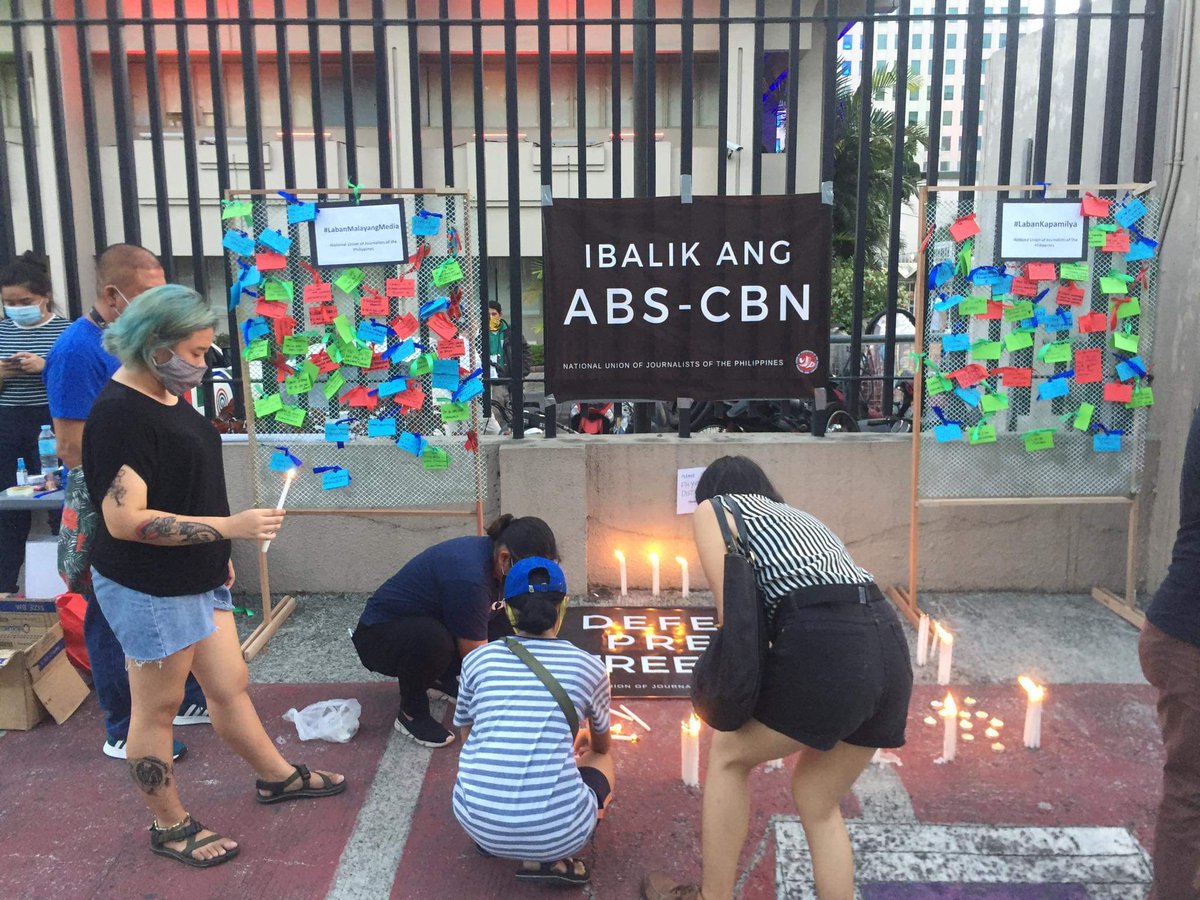 SABAKadamson's tweet photo. KANINA: Nakilahok ang Sining ang Bala ng Kabataan, SABAK-AdU, at SABAK Artist's Collective TUP sa Black Friday Protest laban sa ABS-CBN Shutdown

#MediaFightBack
#DefendPressFreedom
#NoToABSCBNShutdown https://t.co/Kjozwf5hgs