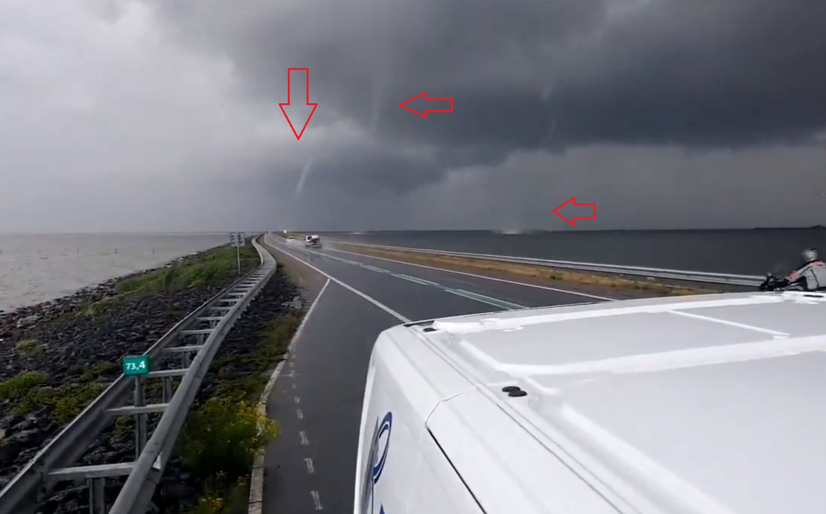 WAUW! Drie waterhozen tegelijk op dit filmpje een uur geleden boven de #Markerwaarddijk (Lelystad-Enkhuizen). Het filmpje &gt;&gt; bit.ly/2MtR4l8…

Zo te zien in ieder geval twee #touchdown.