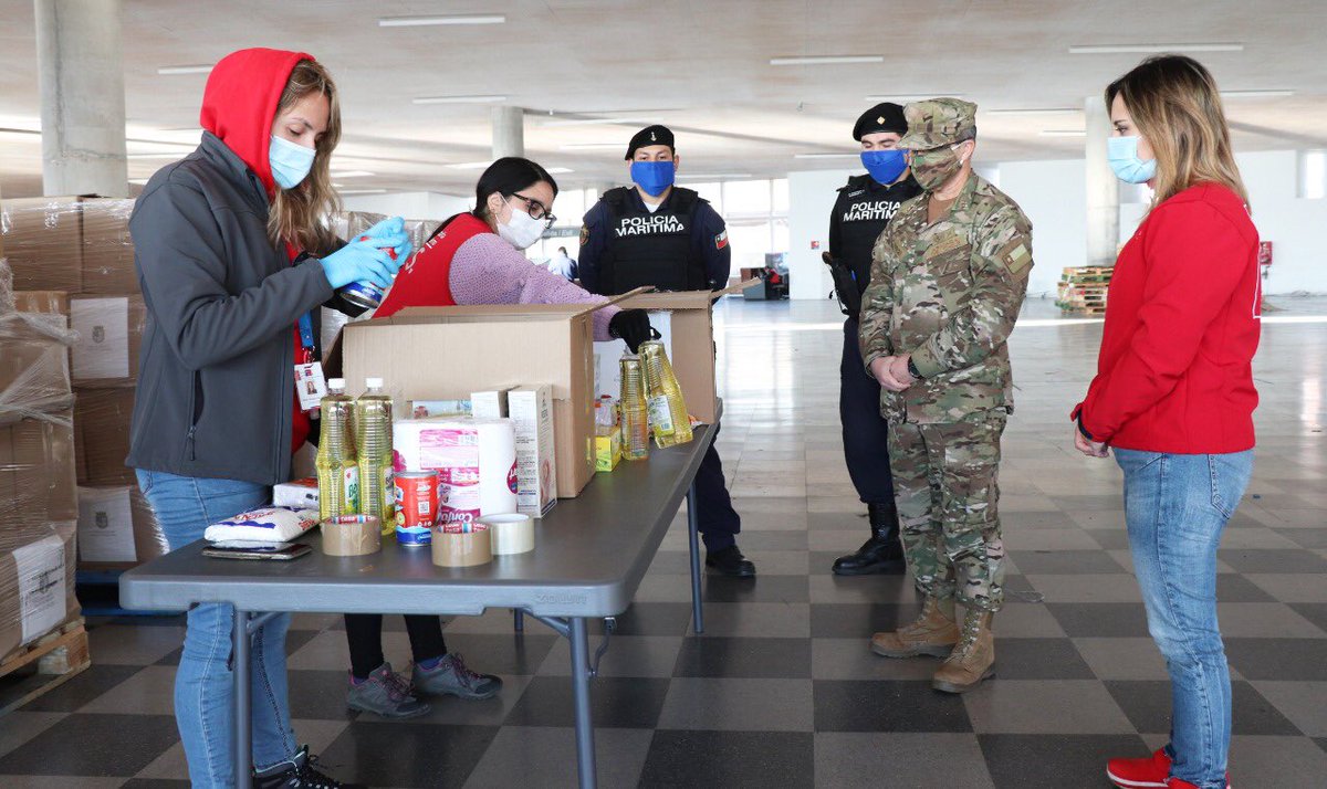 voceriavalpo's tweet photo. ✅ Comenzamos desde muy temprano organizando las entregas de #AlimentosParaChile para las diferentes comunas de la región de Valparaíso. Agradecemos el arduo trabajo de todos los que se hab sumado a esta importante iniciativa. 📦🇨🇱
@Armada_Chile 
@Core_Valparaiso 
@IntendenciaV https://t.co/Rdmne4aTKG