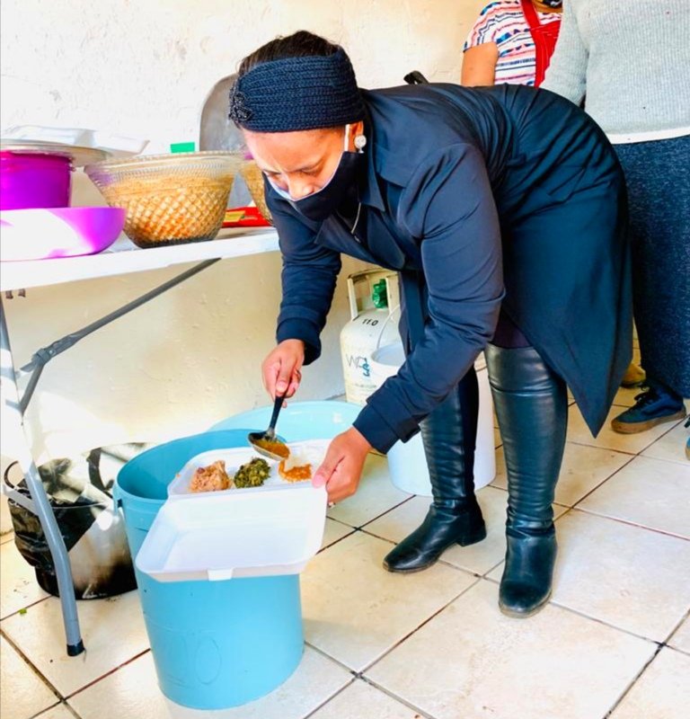 Loyiso_Masuku's tweet image. Today I had a privilege to join Mme Ndibho Sekoba, Founder of Braamfischer Hope Centre in Ward 49. She launched a Soup Kitchen for all kids &amp;amp; parents who are struggling  with food &amp;amp; the project aims to curb child malnutrition and hunger👏✊#WeServeJoburg #ChildProtectionWeek2020
