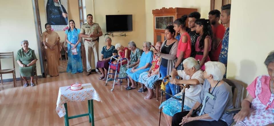 CrocsAndCops's tweet photo. Archives: December 2019 

#VernaPolice along with some very kind hearted ladies from Goa headed by Mrs Amita Quenim ensured the Senior Citizens got their wish granted from Santa this Christmas. 

We managed to gift them an Invertor Power back up for their home. https://t.co/IeO6RiV1gD