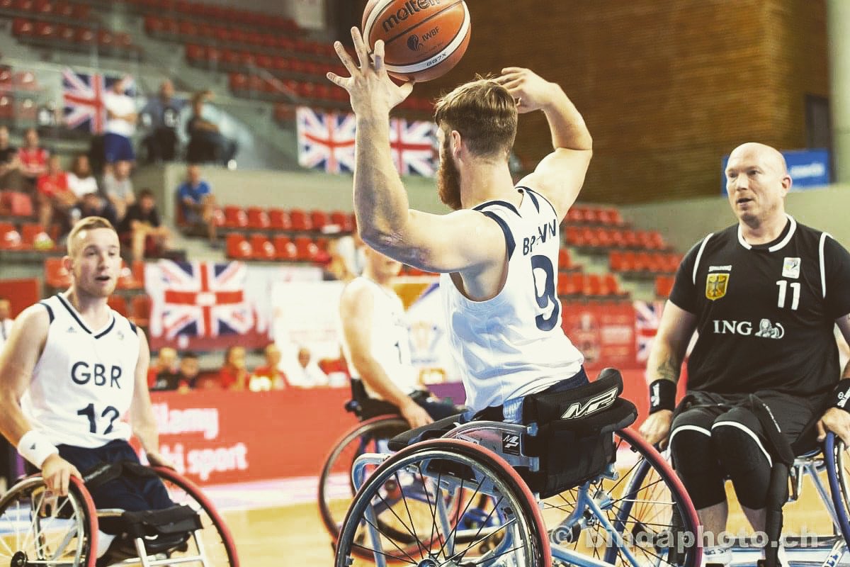 This look on my face pretty much  sums up what its like playing alongside this man 😲😂 
Looking forward to many more looks like this and to get back playing and training with the boys, as we get closer to an eventual return.