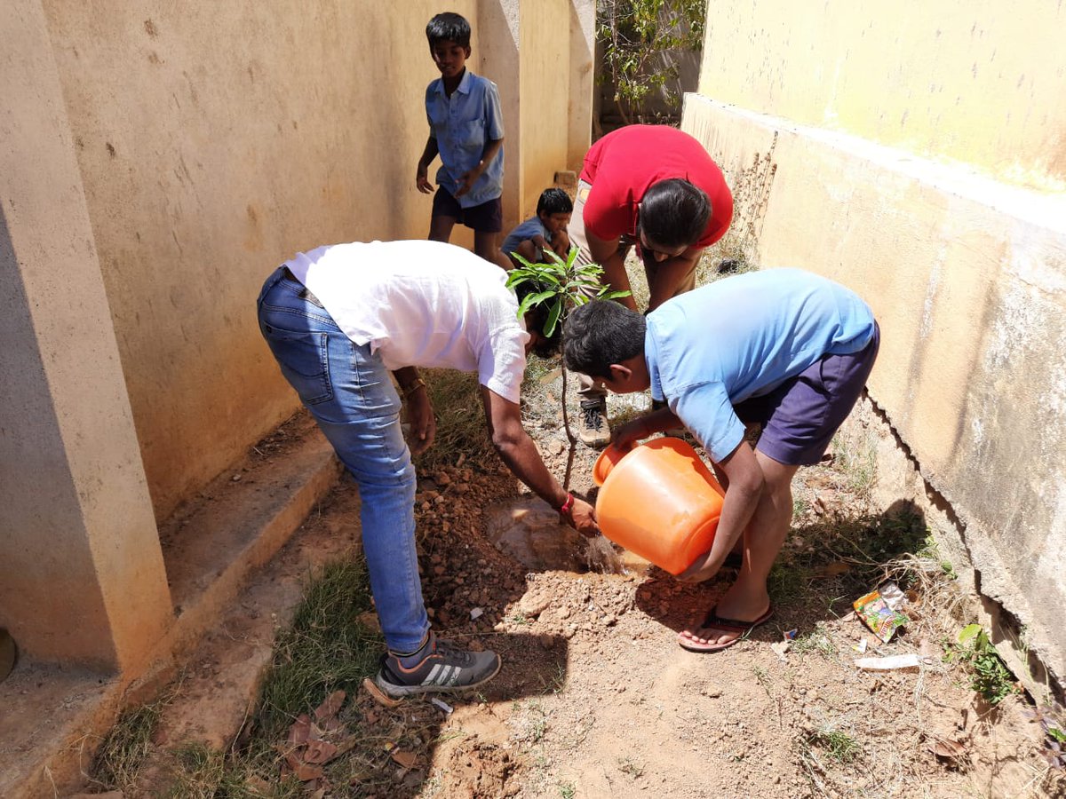 ProjectUtkarsh's tweet photo. @banegaswasthind @ndtv Let's take an oath to save the environment, our team of #ProjectUtkarsh is imparting the culture to students in government schools to save nature through plantations and taking sessions on importance of the environment.
#WorldEnvironmentDay  #EnvironmentDay #EnvironmentDay2020 https://t.co/AebimBSxgh