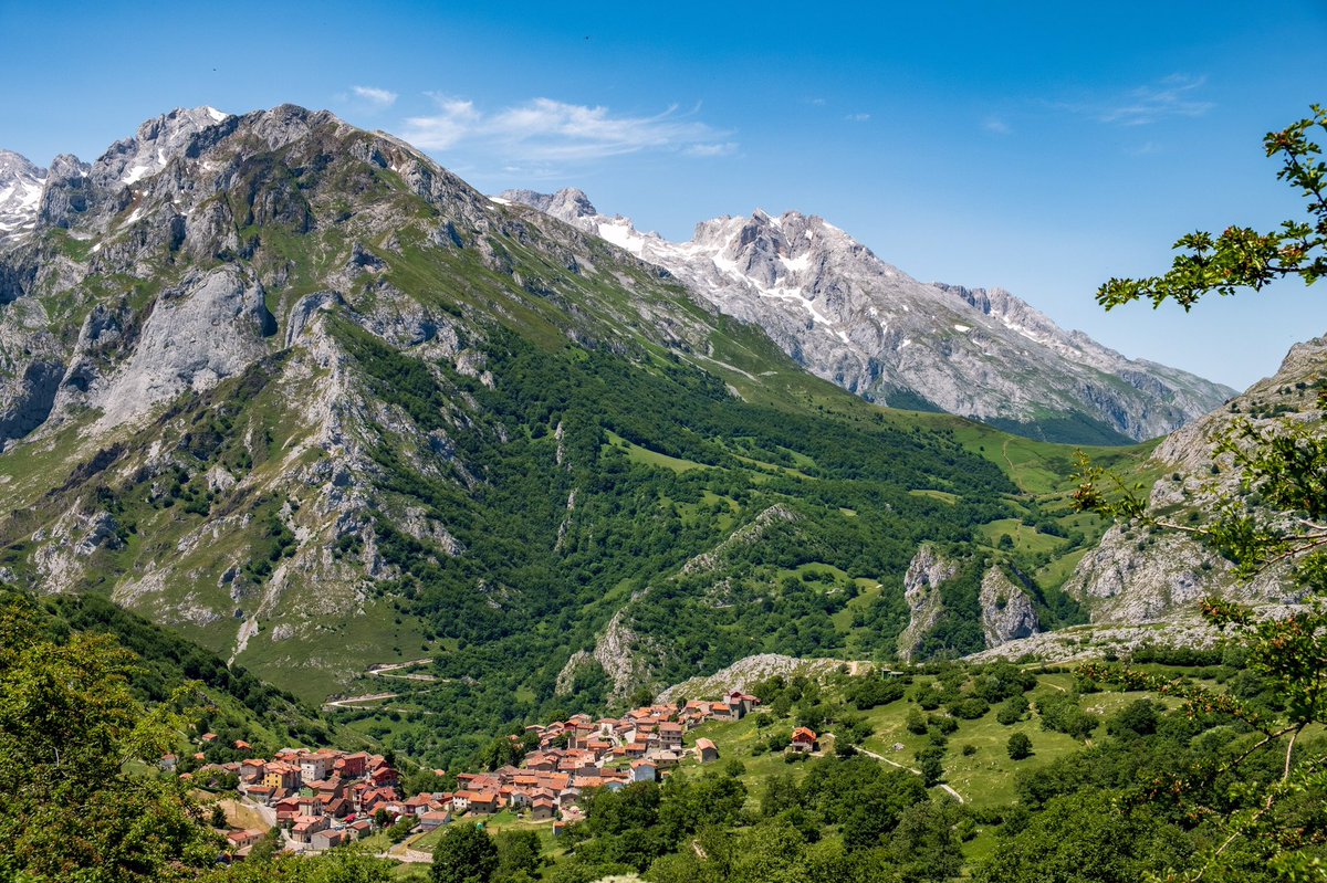 Sotres es un lugar y una parroquia del concejo asturiano de Cabrales, en España. Uno de los pueblos más bonitos de #Asturias y un paraíso para hacer senderismo en los Picos de Europa. ¿Habéis estado ya? 🏔
.....
📷 Eagletusk