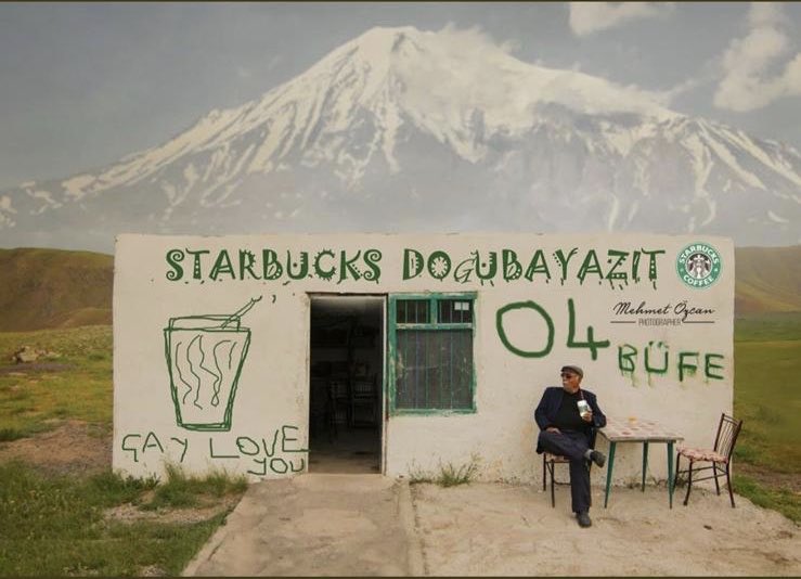 Bulaşık suyu tadında kahveleriyle  (mocca late) ünlü zevksizlik örneği Amerikan cafesi degil,
Tezek sobası üstünde mistik Ağrı dagi manzarasında  sıcak ve demli bir çay. (50 kr) Üstelik "paran yoksa kalsın agabey" tadında..