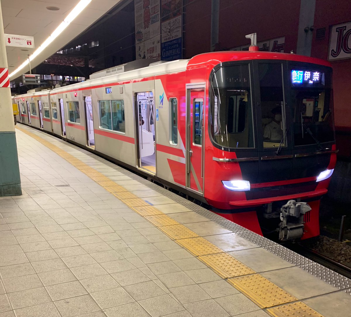 たまにつぶやき 金山 22時49分発 急行中部国際空港行き 3704f 3166f 50分発 特急新鵜沼行き 22f 53分発 急行伊奈行き 9505f 3529f