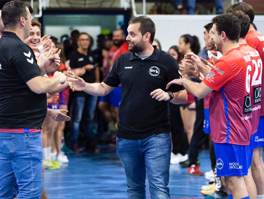 c_handbolgarbi's tweet photo. Després de l'excel·lent temporada del Sènior B assolint l'ascens a 2a. Cat com a CAMPIONS, ens plau anunciar-vos la renovació d'en Miquel García al capdavant de l'equip tècnic per la temporada 20-21 juntament amb Pitu Rocas i en Guillem Gelpí. 

Sempre amb el teu somriure #Joel https://t.co/5s8tEufDYq