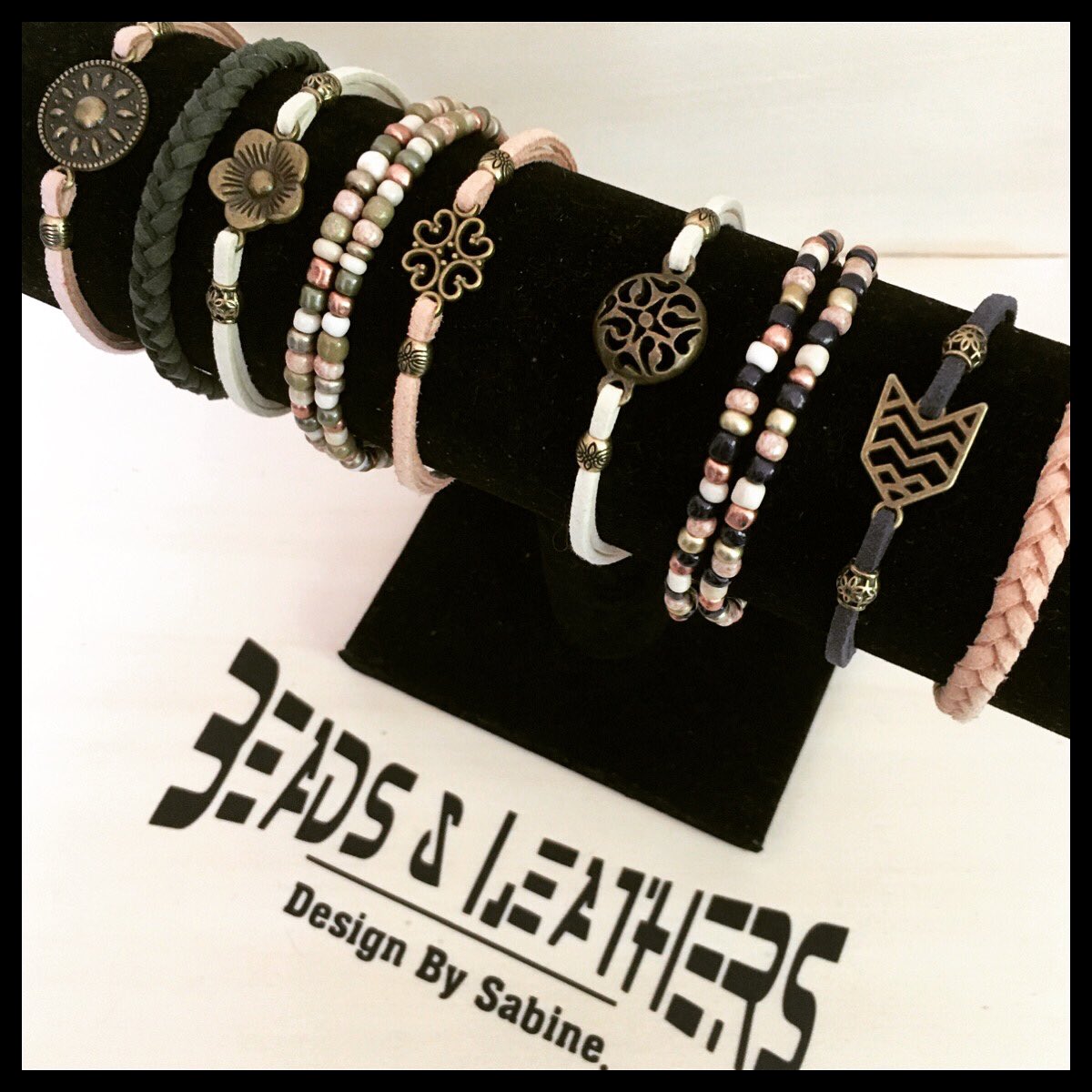 Combinatie armbandjes met div. designs en in wel 24 kleuren. #bracelet #summer #combineren #fauxsuede #woman #mixandmatch #new #trend #wannahaves #ibiza #boho #rocaille #leuk #brons