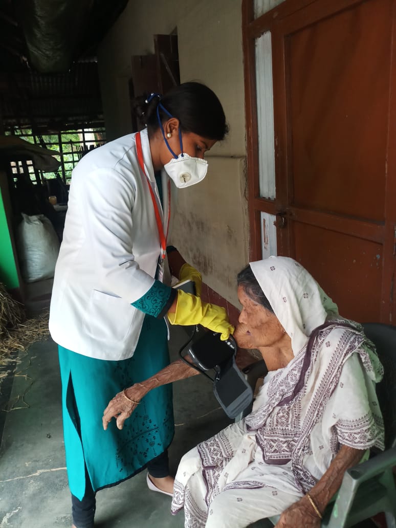 #TiraskaarNahiTilakKaro

CHO Sushama Sarkar 
of Noabadi #ABHWC in Tripura ensures doorstep healthcare is provided to the elderly, especially during #COVIDー19.
#CoronaWarriorsIndia #HealthForAll #SwasthaBharat @swatim80 @NITIAayog @MoHFW_INDIA @usaid_india @Jhpiego @AyushmanHWCs