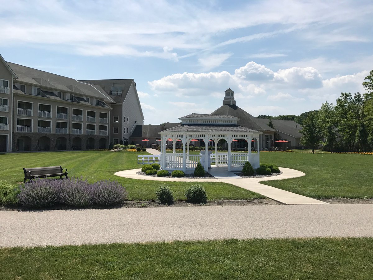 ohiodnr's tweet photo. All nine state park lodges have officially reopened today! Book your next getaway or business meeting at any of these picturesque locations. https://t.co/Yt2e6uPGA5 https://t.co/Vh4KwQiwZs @VisitOHParks @LodgeatGenevaOH @OhioFindItHere #getaway #meeting #vacation https://t.co/GZwQn6PvZa