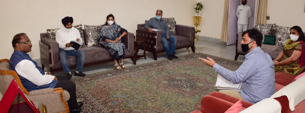 Apnipartyonline's tweet photo. Today Jammu Kashmir Apni Party JKAP leaders Manjeet Singh, Vikram Malhotra (@vikramiyc), Namrta Sharma (@namrtasharma100) called on LG Murmu with public demands including revocation of #SRO202. They also apprised the LG about issues faced by general public in Jammu and Srinagar. https://t.co/30PGCH8tmW