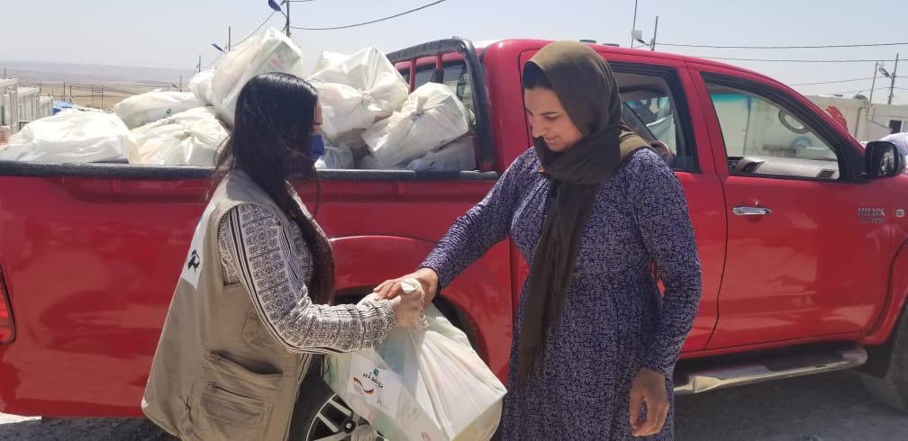 HawarHelp's tweet photo. Strict curfews have been re-imposed in #Iraq after a rise in #COVID19 infections. As a contribution to alleviate the situation, we handed out 700 hygiene packages to #IDPs in the camp that is home to our BACK TO LIFE center; among them 150 families that survived #ISIS war crimes. https://t.co/AX9iOZnKyA