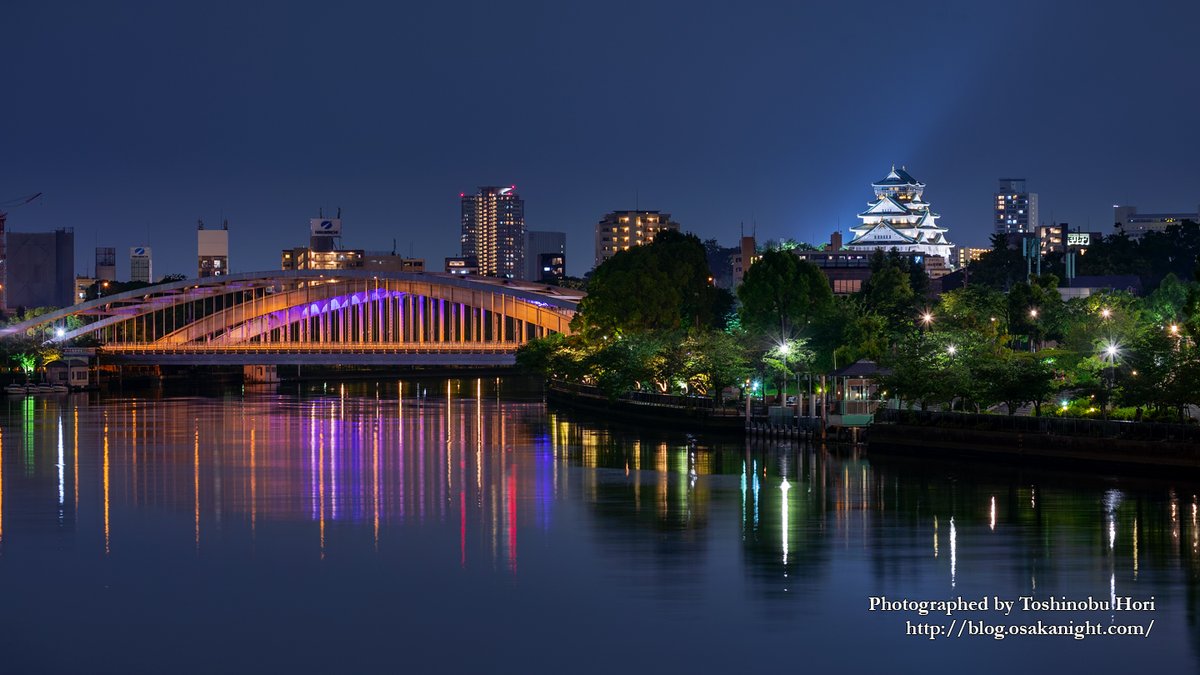 堀寿伸 Toshi 大阪夜景 東京夜景 好評発売中 大川に架かる銀橋と大阪城のライトアップ 2つの場所は遠く離れていますが 源八橋からピンポイントで綺麗に見える場所があります