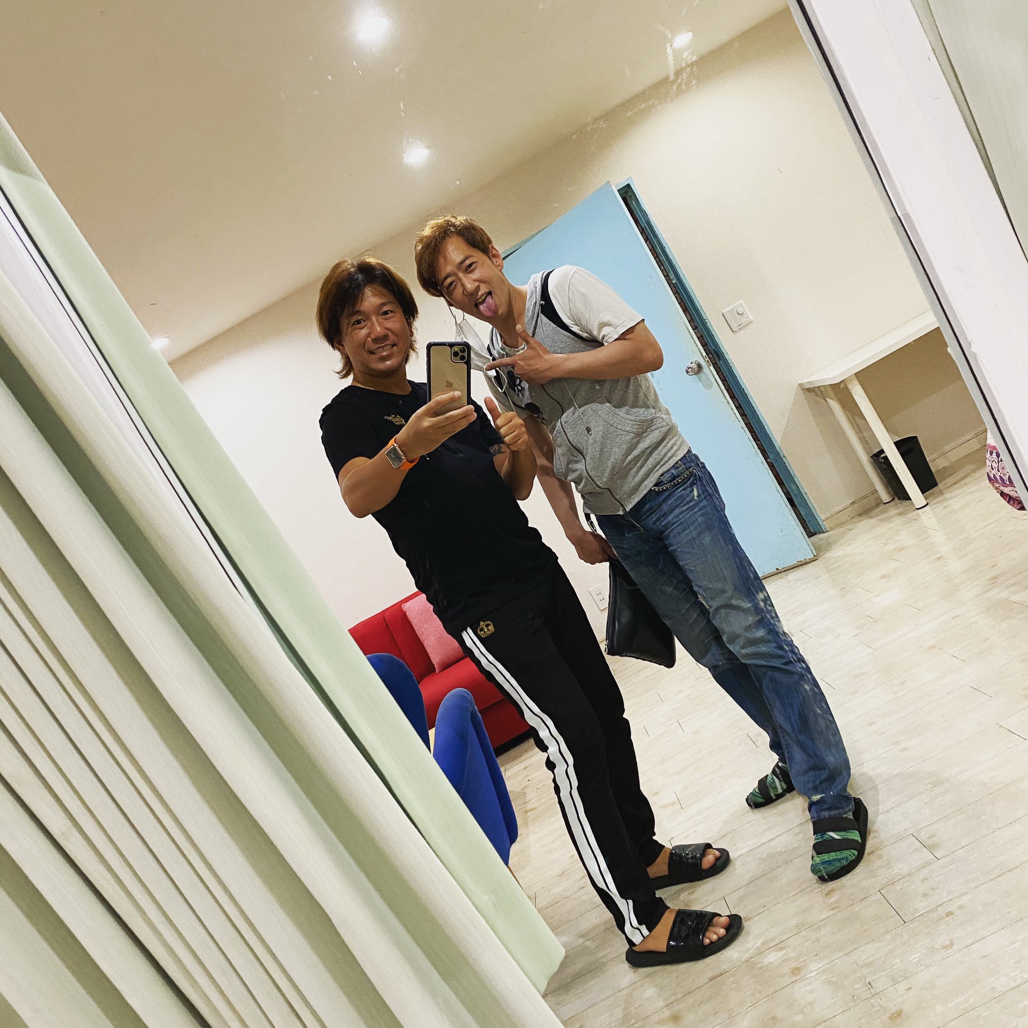 阿川 陽志@Team情熱兄弟🇺🇦☮️💟 on X:  現場にて沢井くんと一緒でしたっ！やはり沢井くんはセクシャルファンタジスタ！さすがでした！💫僕がめちゃ黒いのに気付いた方、、、そうなんです、一昨日に日サロ店長役だったんですが今も全身痛いくらい焼けました  ...