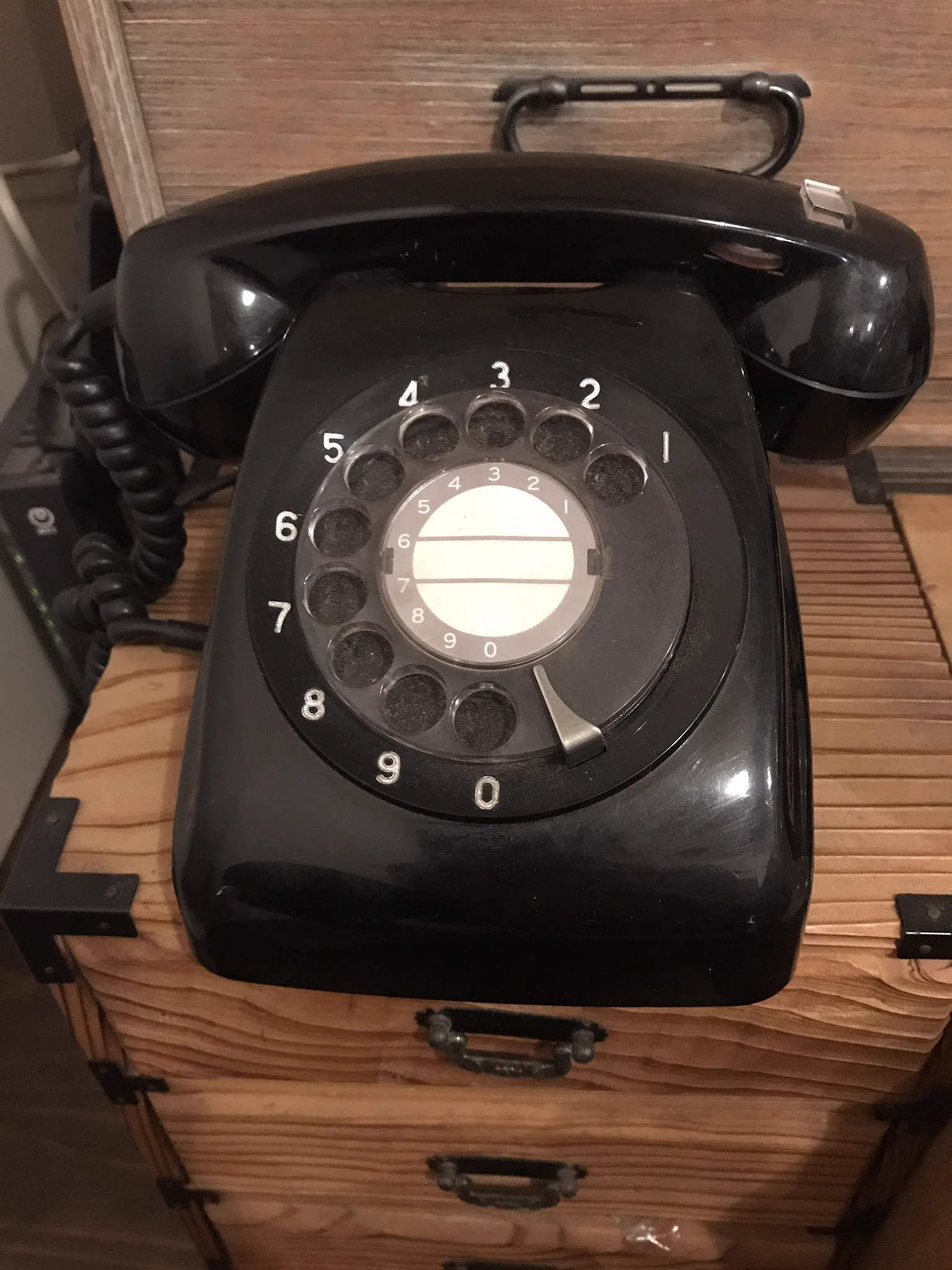 @ChozetsuTeihen @tea_hashi わかるょ だってウチはまだこれ現役だから。 #黒電話 