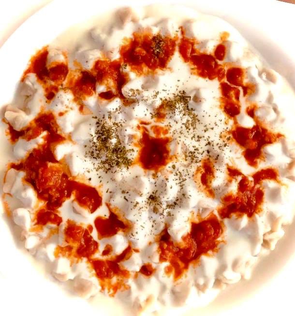 Mantı severler üçe ayrılır;
📌Sade mantı sevenler,
📌Yoğurtlu mantı sevenler,
📌Ortaya karışık sevenler.
Hepsinin hemfikir olduğu bir konu var.Bu mantı bir HA-Rİ-KA! #AlaçamÖğretmenEvi