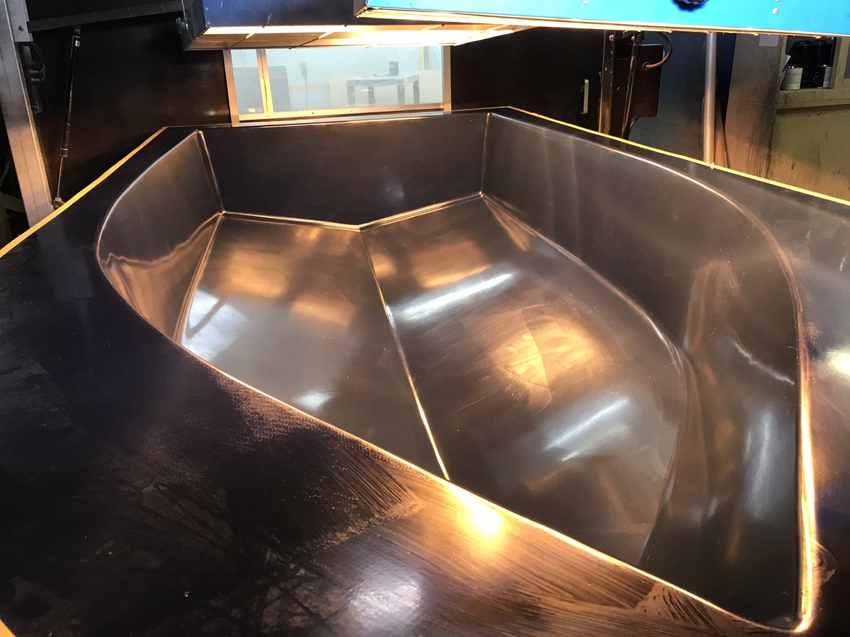 プロジェクトk カーボン製ボート2号艇作り その2 型の磨きが終わったら 離型剤を塗って加熱します 次はカーボン繊維を積層していく工程に入ります 少しスピードアップします つづく ミニボート マイボート釣り 2馬力ボート 釣り好きな人と繋がり