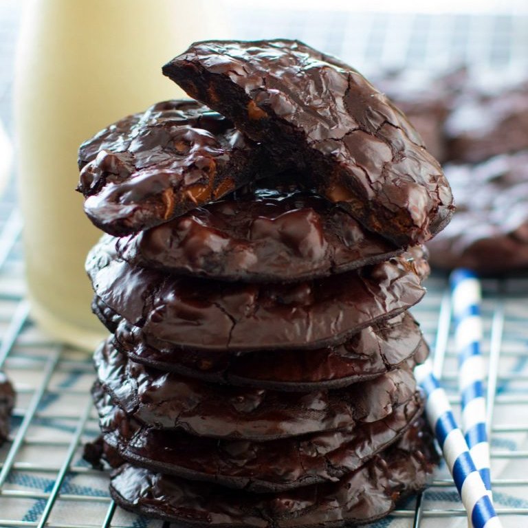 These Flourless Chocolate Cookies won’t last long in your cookie jar. #recipe #cookies #chocolate #flourless #chocolatecookies #dessert melissassouthernstylekitchen.com/flourless-choc…