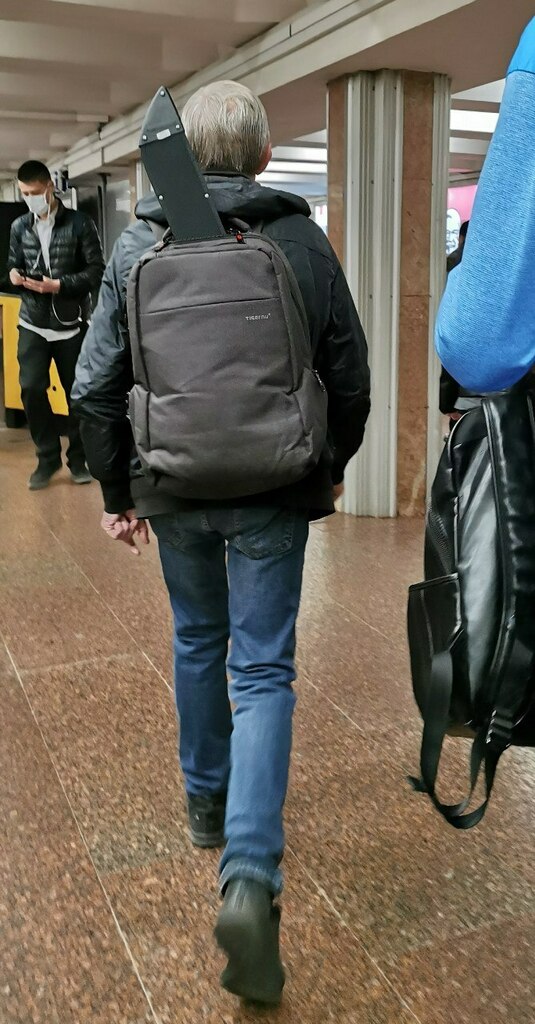 kyivnash's tweet photo. Мачете в городе #Киев #метро https://t.co/IlfxewiBZe https://t.co/SBmIP4K7Xy