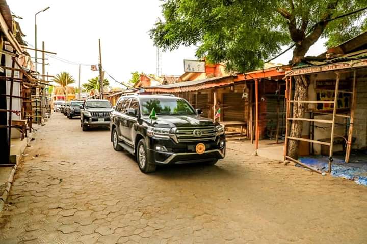 HonIdrisGarba's tweet photo. HOTUNA: Mai Girma @GovUmarGanduje da mataimakin sa @DGawuna yayin da su ke duba aikin feshin magani a kasuwar Sabon Gari a jiya, kamar yadda gwamnati tai alkawarin ci gaba da tsaftace kasuwannin Kano domin kare yankasuwa daga kamuwa daga cutar Corona wato Covid-19.
@aranposu2000 https://t.co/qc6fKQK6sd