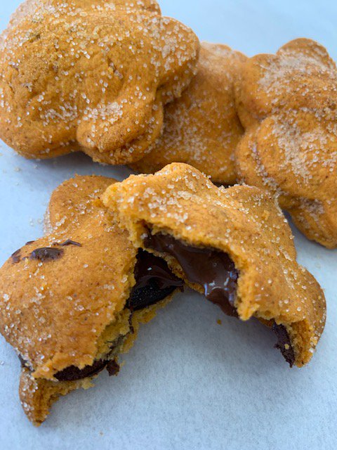 CBiscochitos's tweet photo. NEW!!  Red Chile Chocolate Filled Biscochitos.  These are my ultimate favorite, the combo of the red chile and chocolate are phenomenal. #celinasbiscochitos #biscochitos #redchile #nmfood #nmnomad #nmtrue #nmstatecookie #fridayfeeling
https://t.co/EWeFqafCpI https://t.co/PpiuWy1Ehj