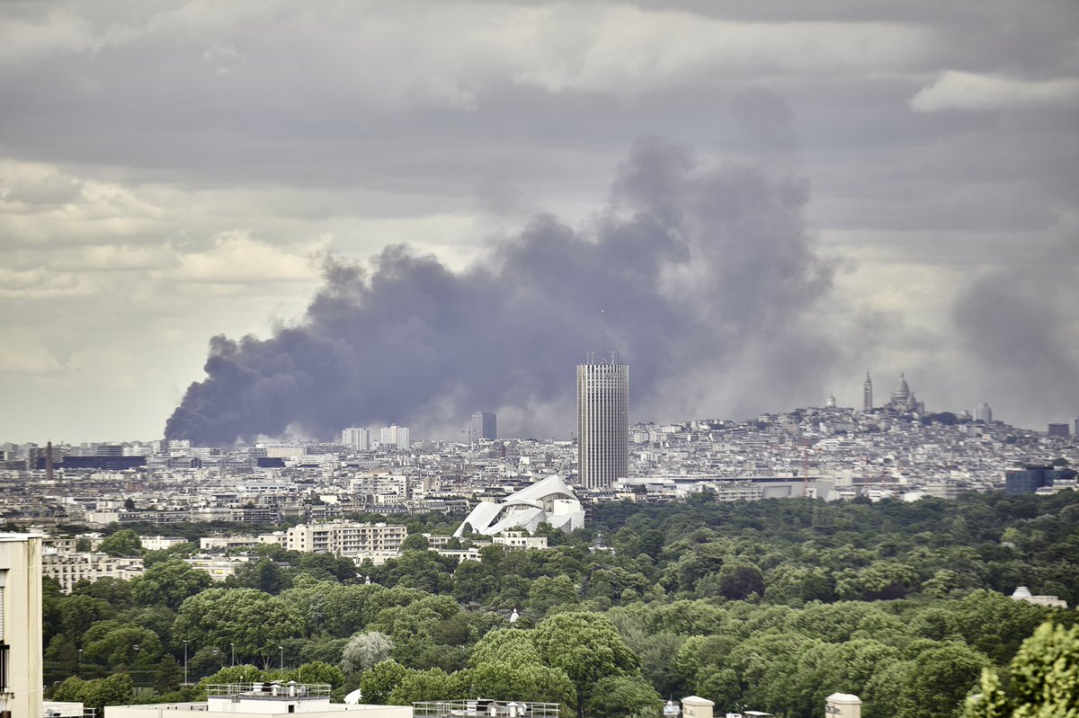lotus64's tweet photo. Impressionnant #incendie en cours sur #paris https://t.co/vKyvWVqwZY