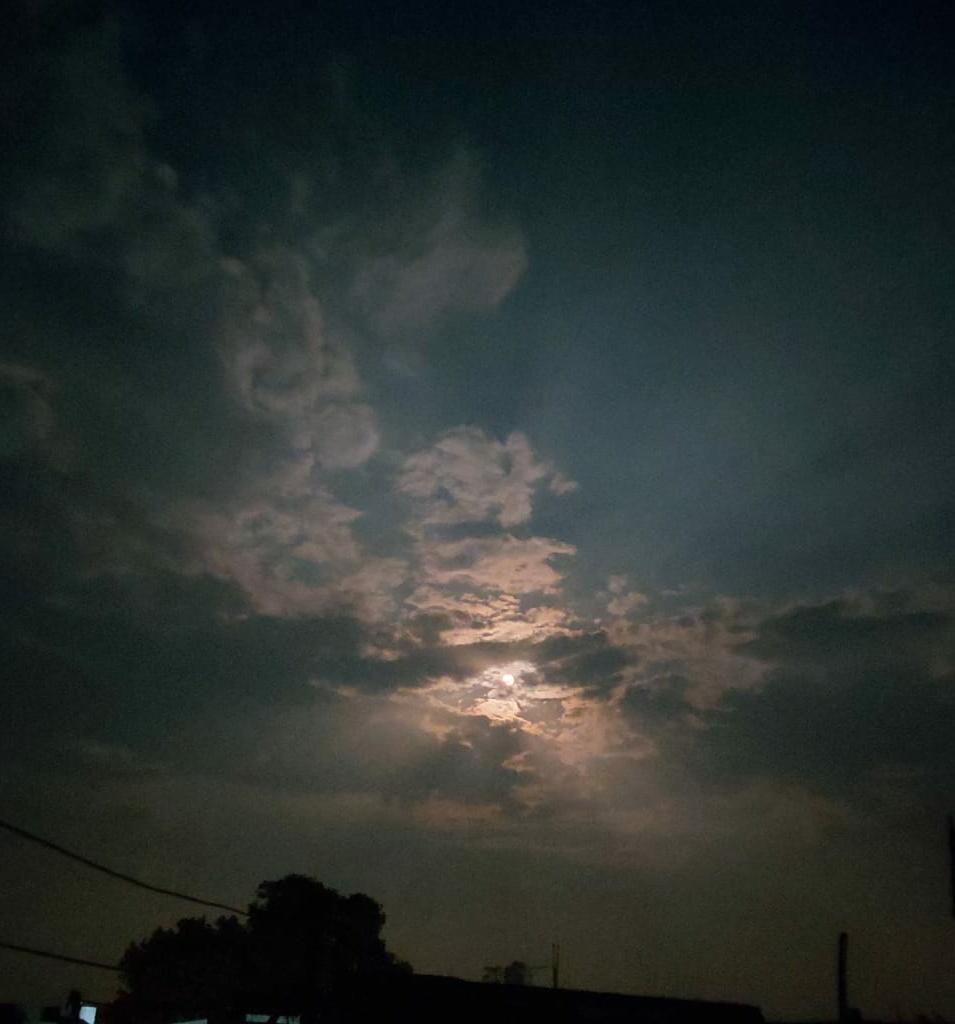nainsi_atwal's tweet photo. #love #thankyouuniverse
@JasmineSandlas listening to Album 3 from yesterday on repeat and gonna enjoy upcoming sunsets , sunrises while feeling the lyrics .Moon is so pretty and #bareek song from Album3 is hitting hard🙈❤
#whatsinaname
📷~@AkritiJ70163112 https://t.co/bL7KRtHu25