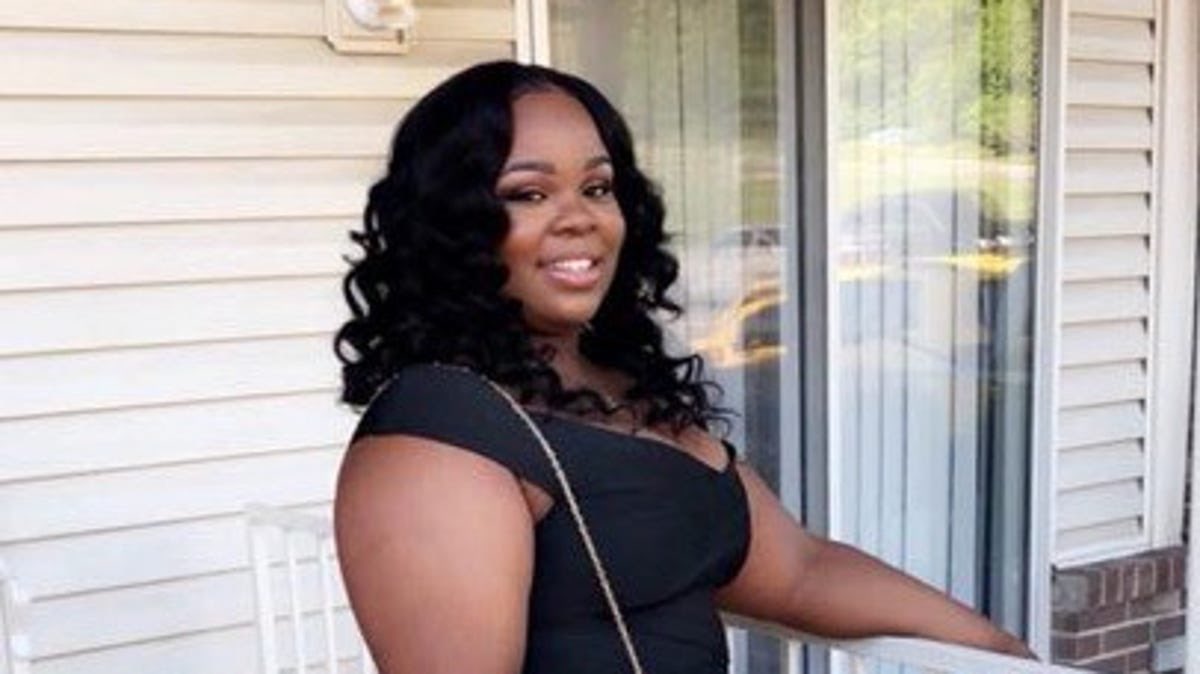 mtammysingh's tweet image. Today is Breonna Taylor’s 27th birthday.  Look at her face and say her name. She should be alive. 

Police broke into her home, murdered her and have yet to be brought to justice. 

#BreonnaTaylorBirthday 
#BlackLivesMatter  
#SayHerName #BreonnaTaylor