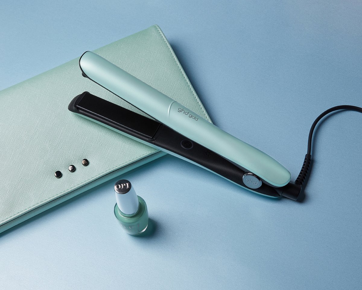 ghdspain's tweet photo. Cuando estás tan obsesionada con #ghdgold neo mint que hasta llevas las uñas a juego 💅💚⁣ #ghdupbeat #queenofthebeat https://t.co/c9rx0VjJ0M https://t.co/EP9ceBLoct