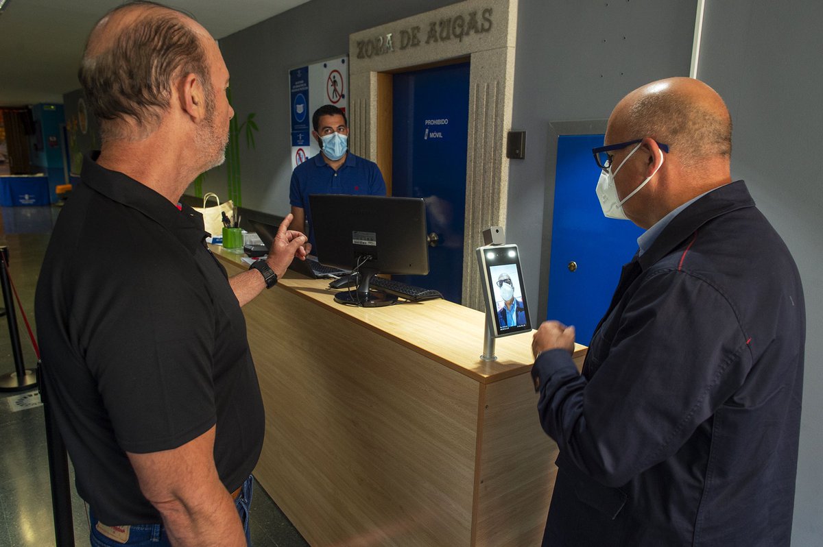 ManuelBaltar's tweet photo. Comprobando os protocolos hixiénico-sanitarios do @PazoPacoPaz   antes de abrir de novo as súas portas para a práctica deportiva. O meu recoñecemento para o personal polo seu servizo a transportistas e servizos esenciais. #PaixónPorOUrense @DeputacionOU @fempcomunica @Partenalia https://t.co/uKE01QIFxU