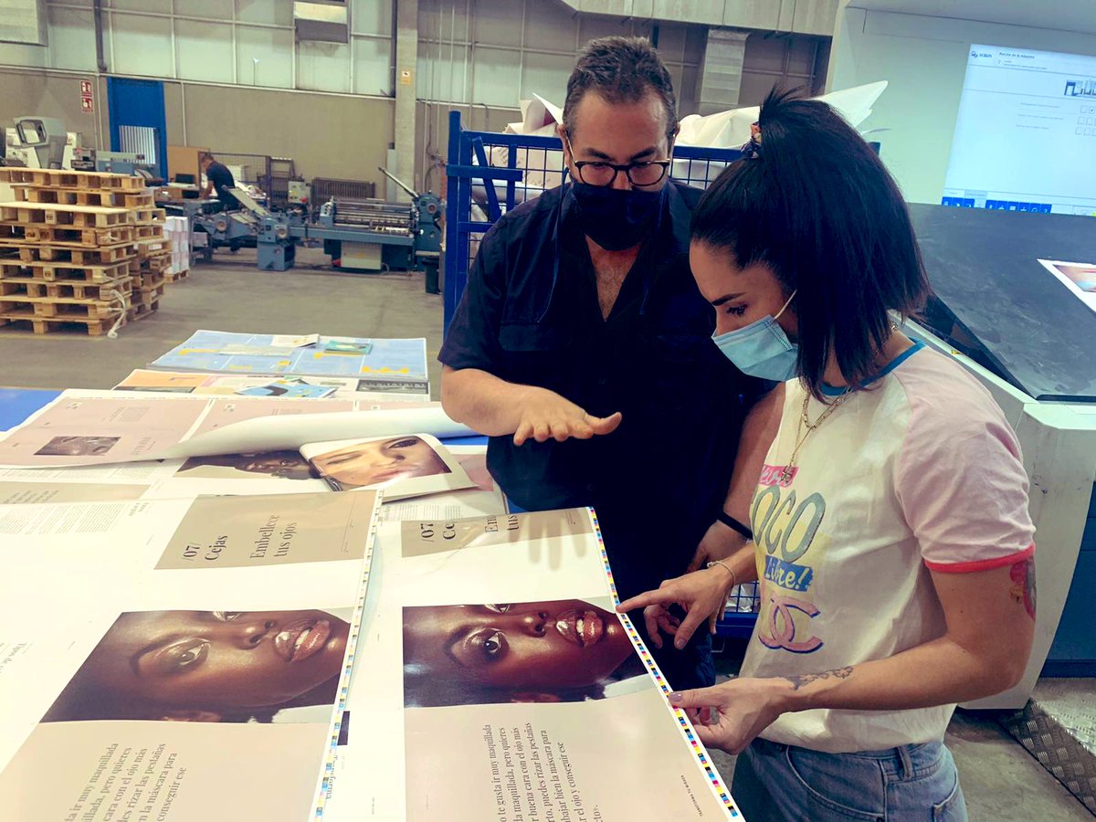 Luis Hedo (@luis_hedo) on Twitter photo Natalia Belda (<a href="/natalianatalita/">nAtALia BeLda☠</a>), experta maquilladora de celebridades en todo el mundo, vino a nuestra fábrica a conocer el estado de su nuevo libro Maquilla.T, un ejercicio extremadamente exigente en cuanto a calidad y definición de imagen. Natalia Belda (<a href="/natalianatalita/">nAtALia BeLda☠</a>), experta maquilladora de celebridades en todo el mundo, vino a nuestra fábrica a conocer el estado de su nuevo libro Maquilla.T, un ejercicio extremadamente exigente en cuanto a calidad y definición de imagen.