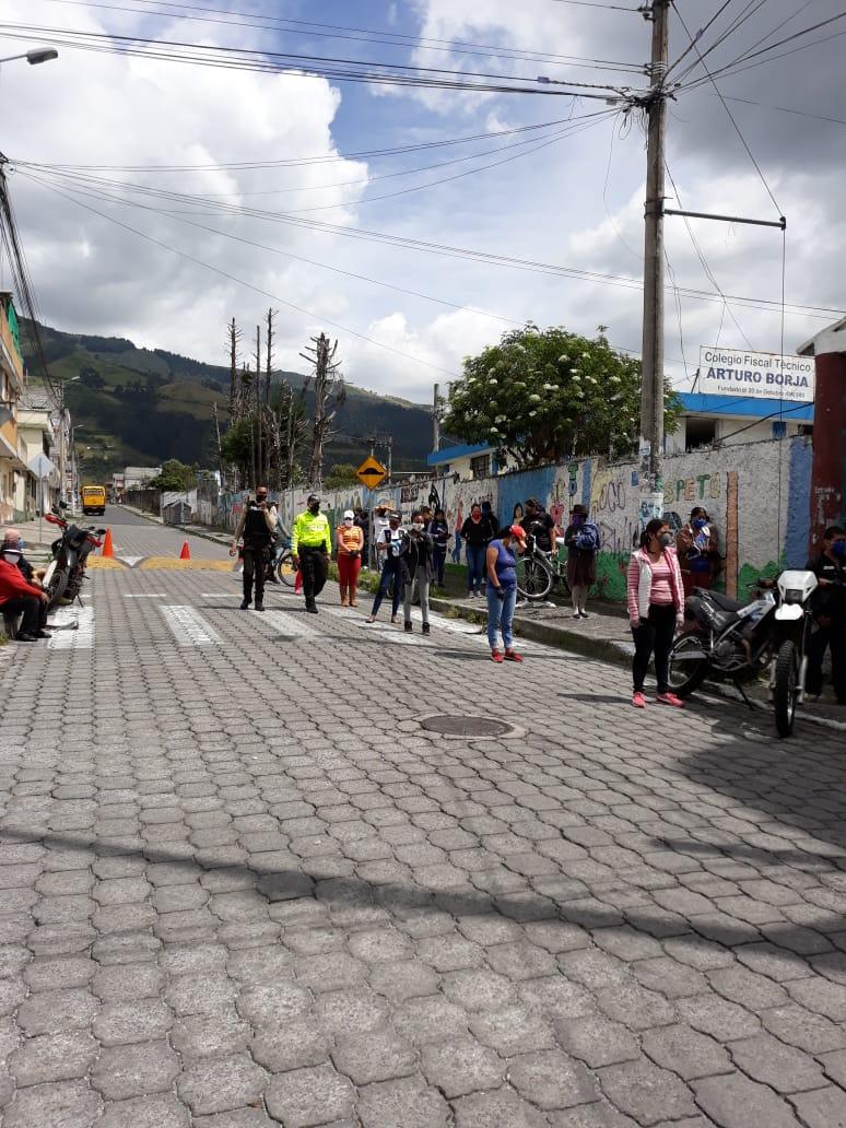 PoliciaEcuador's tweet photo. Colaboramos en la entrega de kits alimenticios en el sector de #Turubamba y #LaEcuatoriana, también socializamos medidas preventivas de bioseguridad #DistQuitumbe #DMQ https://t.co/UoR9Kix4eX