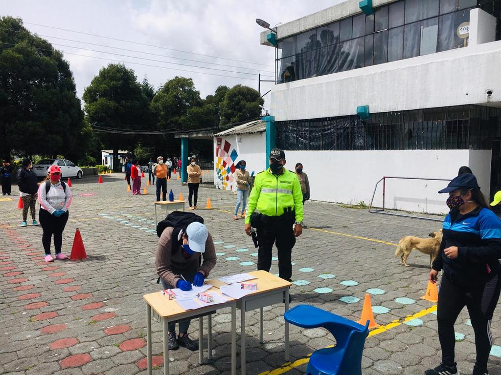 PoliciaEcuador's tweet photo. Colaboramos en la entrega de kits alimenticios en el sector de #Turubamba y #LaEcuatoriana, también socializamos medidas preventivas de bioseguridad #DistQuitumbe #DMQ https://t.co/UoR9Kix4eX