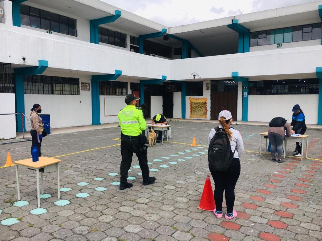 PoliciaEcuador's tweet photo. Colaboramos en la entrega de kits alimenticios en el sector de #Turubamba y #LaEcuatoriana, también socializamos medidas preventivas de bioseguridad #DistQuitumbe #DMQ https://t.co/UoR9Kix4eX