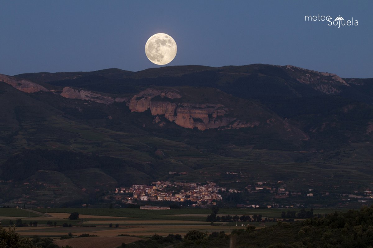 Nuestra bonita 🌛🌜"luna de fresa" riojana🌝 iluminando la localidad de Nalda
#LunaLlena #lunadefresa