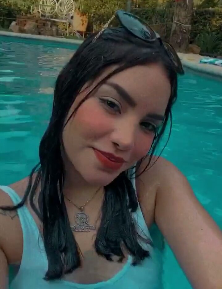 JukiLopa12's tweet photo. Cuarta dinamica: Da rt a este tweet y comenta aquí abajo una foto de Kim + una palabra que sientas que la defina + la frase. 
Ejemplo:
Unica.
SUELTA APAGA LA LUZ KL https://t.co/hua8dh7VOv
