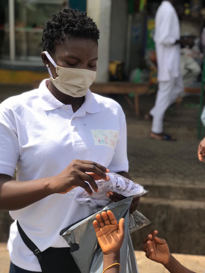 Winifre26284324's tweet photo. COVID-19, is time to wrap it up and leave. 
Free facemasks distribution in Gombe state. 
#SI4DEV 
#Gombemarathon https://t.co/ejpfVHh927