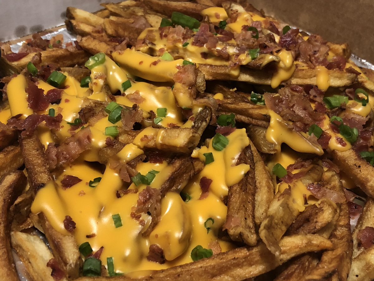FunkyWhiteGuy's tweet photo. Not Poutine but these Blue Cheese 🧀 Fries 🍟 were pretty awesome #eatingagain #fries https://t.co/A8RfA8Trtk