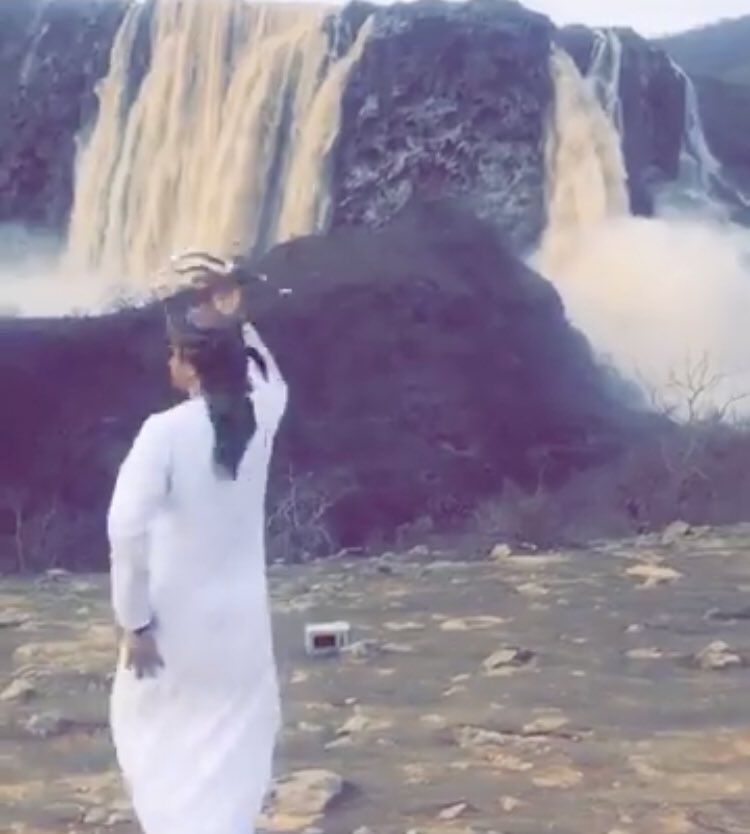 الهاشتاق جدول والله 😂😂😂 بس حدكم اذيتوا الناس 😂😂😂😂 #غلق_منافذ_ظفار٣