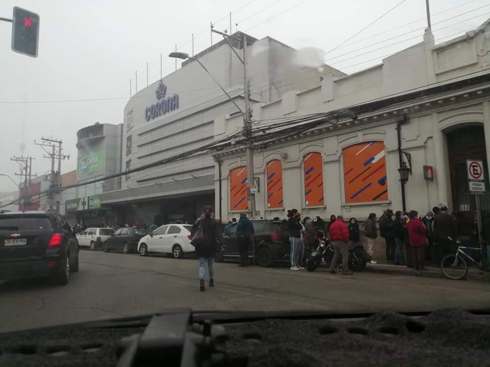 🔴 #SiempreAlerta
Durante este último tiempo, han sido recurrentes las aglomeraciones de personas en las afueras de la sucursal Plaza de Armas <a href="/BancoEstado/">BancoEstado</a> en la comuna de #Melipilla
Imagen referencial gentileza NTV Noticias.