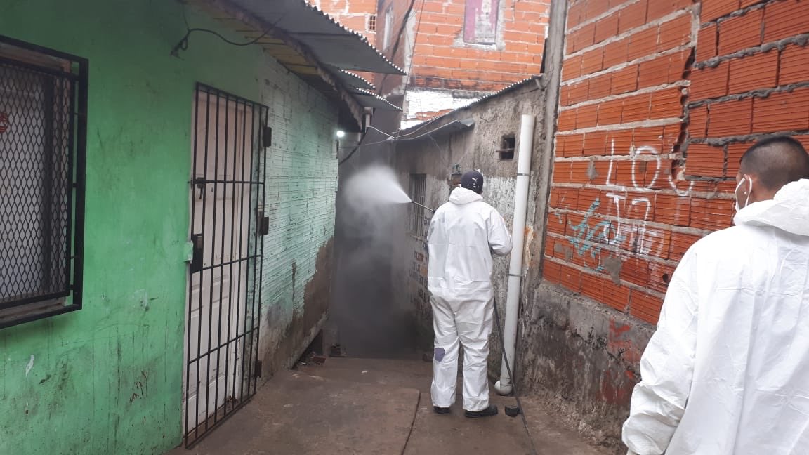 NachoDevitt's tweet image. Entregamos alimentos y kits de higiene a vecinos y vecinas del barrio #Rodrigobueno . Además desinfectamos los distintos sectores para seguir luchando contra el COVID-19 @MariaMigliore @JuanMaquieyra #mdh #IVC