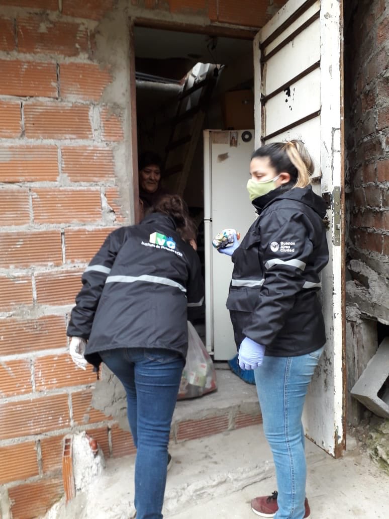 NachoDevitt's tweet image. Entregamos alimentos y kits de higiene a vecinos y vecinas del barrio #Rodrigobueno . Además desinfectamos los distintos sectores para seguir luchando contra el COVID-19 @MariaMigliore @JuanMaquieyra #mdh #IVC