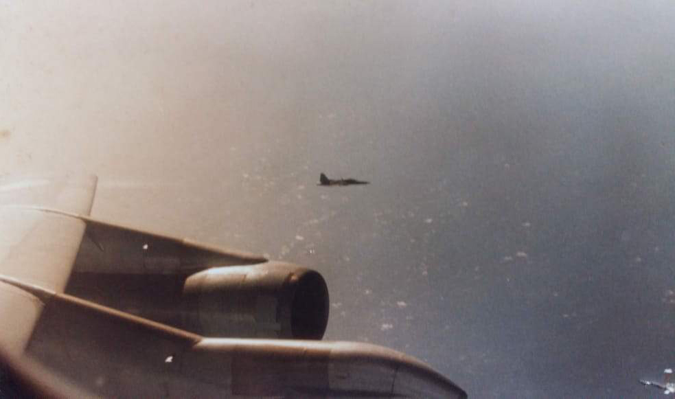 PucaraDefensa's tweet photo. @Boeing 707 #VR21 Escoltado por A-4AR #fightinghawk, #f4phantom y #f5 de la @fab_oficial 
#elint @FuerzaAerea_Arg #fuerzaaereaargentina #intelligence #military  #combatplanes #aviacionmilitar #faa #militaryaircraft @CombatAir @The_LAAHS #combatintelligence https://t.co/LR8X6uiDGu